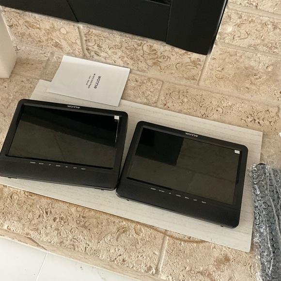 New in Box Wonnie Dual Screen DVD Player - Picture 3 of 4